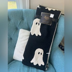 50x60 NWT Ghost Blanket - Spooky Night